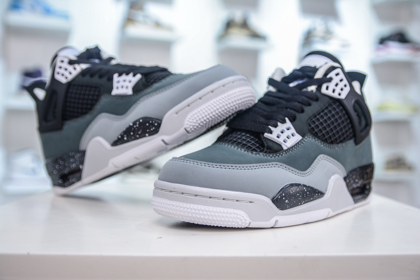 NIKE Air Jordan 4 Retro